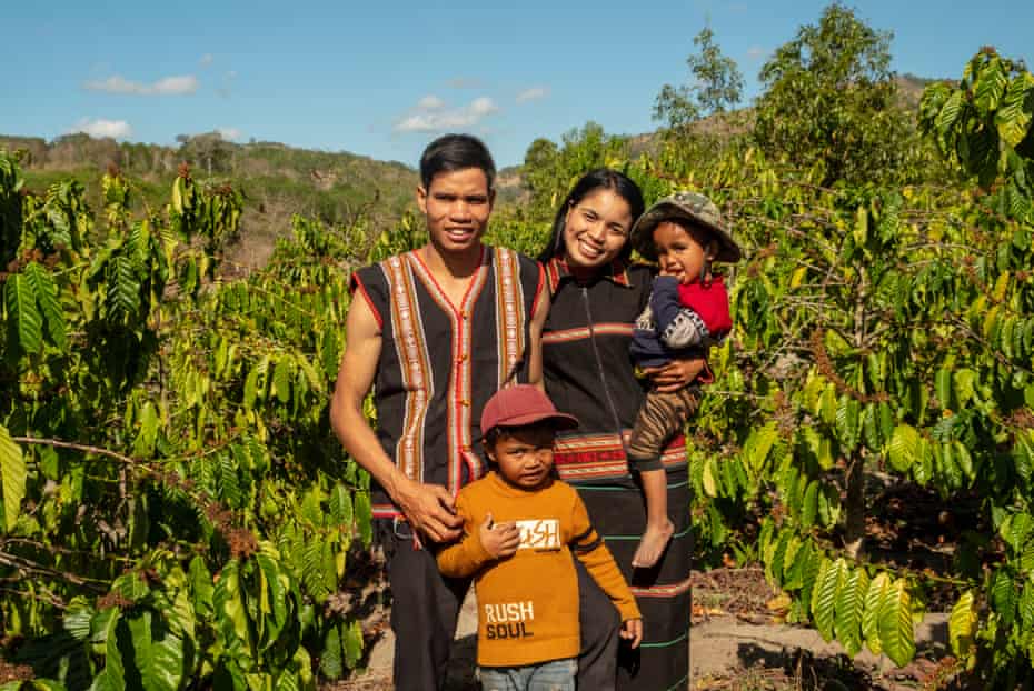 Los hermanos Khun (6) y A Khin (3) con su padre Trun y su madre Nu en el cafetal de la familia.