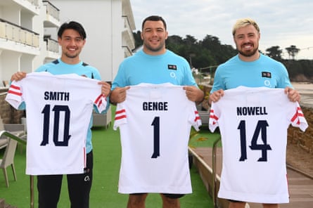 Marcus Smith, Ellis Genge et Jack Nowell posent avec des maillots anglais montrant leurs noms