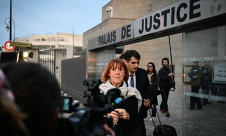 Gisèle Pelicot in front of sign reading Palais de justice