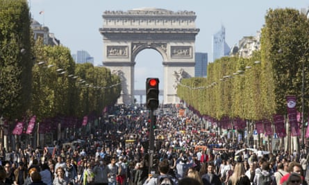 London Car Free Day: Tower Bridge shuts for mass yoga session