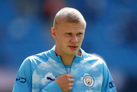 Erling Haaland of Manchester City warms up prior to the match