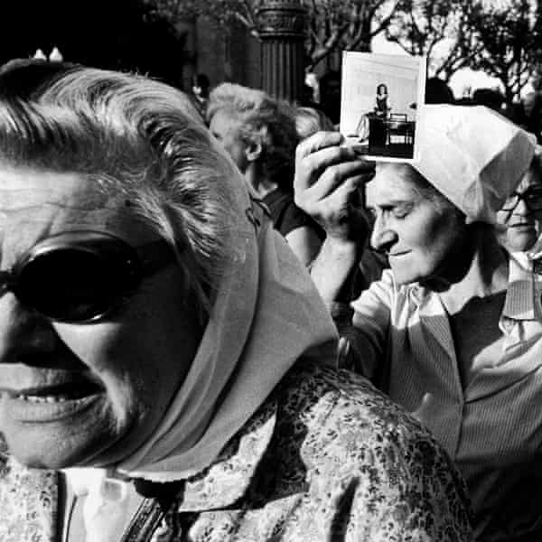 Madres de los Desaparecidos protestan en Argentina durante la primera marcha contra la dictadura argentina en 1981.