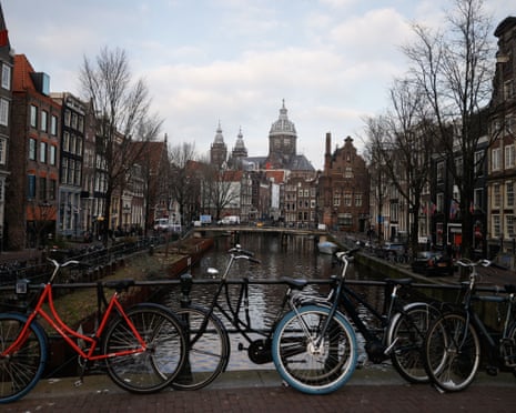 Esterno della scuola ebraica danneggiata ad Amsterdam