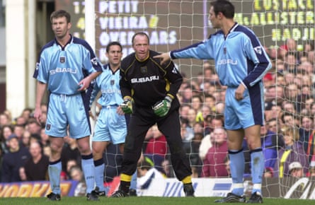 Steve Ogrizovic awaits a corner at Arsenal in March 2000.