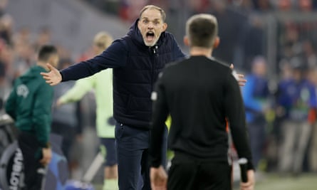 Thomas Tuchel akhirnya dikirim ke tribun setelah dua kartu kuning, dan sekarang berada di bawah tekanan untuk memastikan Bayern memenangkan perebutan gelar Bundesliga.