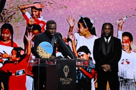 Bukayo Saka delivers his speech after accepting the Sócrates award from Burna Boy.