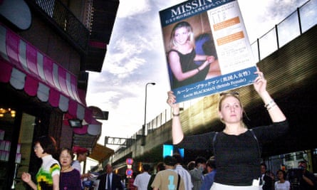 Holding a poster with Lucie Blackman’s picture, her sister Sophie Blackman appeals in the Roppongi district for help tracing her sister in September 2000.