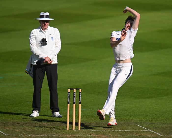Leicestershire v Gloucestershire, Somerset v Yorkshire and more: county cricket – live