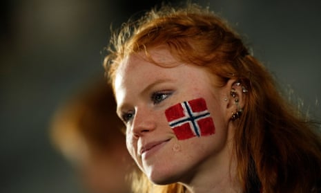 Seorang penggemar dengan bendera norwegia dicat di wajah mereka