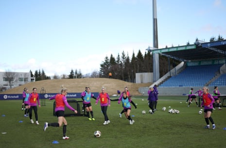 रेक्जाविक के लाउगार्डल्सवोल्लुर नेशनल स्टेडियम में प्रशिक्षण लेते इंग्लैंड के खिलाड़ी