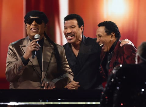 Lionel Richie, în centru, alături de Stevie Wonder și Smokey Robinson, cântând la Premiile American Music Awards din 2022.