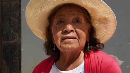 An old Latina woman in a hat