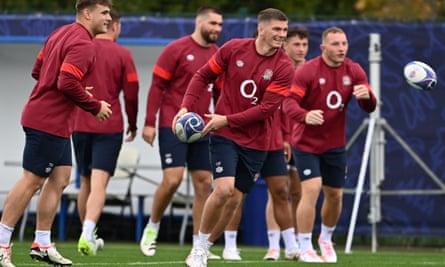 Owen Farrell and England teammates in practice