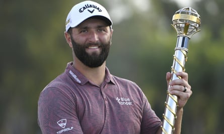 John Rahm levanta el trofeo tras ganar el Campeonato Mundial de DP en Dubái