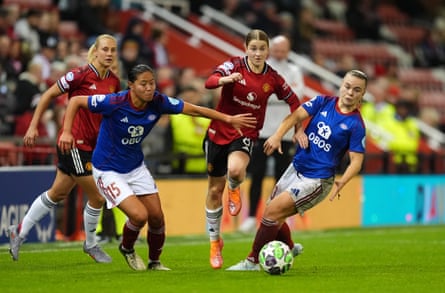 Manchester United’s Jess Park (centre) battles with Ylinn Tennebø (left) and Olaug Tvedten