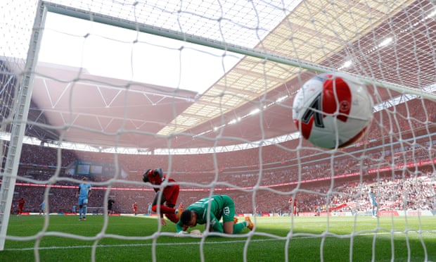 Sadio Mané scores Liverpool’s second goal after Zack Steffen’s error.