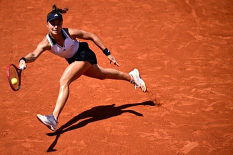 Iva Jovic stretches for a forehand return during her victory over Emma Navarro.