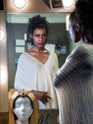 "Χτύπα πριν μπεις"- Ο διάσημος θεατρικός φωτογράφος Σ.Ανάντ "συλλαμβάνει" γνωστούς ηθοποιούς στα καμαρίνια... 21 Josette Simon in Antony and Cleopatra, Royal Shakespeare Company, Stratford, 2017