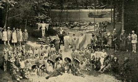 A black and white ensemble cast photo at an outdoor venue