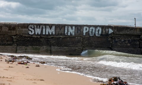 Graffiti on the side of Margate Lido referring to the high level of sewage pollution eiqrhiqqkiqkkinv