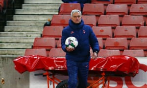 Mourinho gets ready for the second half.
