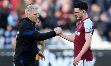West Ham United manager, David Moyes, shakes hands with Declan Rice.