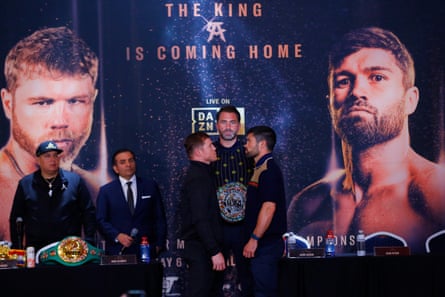 Canelo Álvarez (centre left) and John Ryder face off during a press conference in Guadalajara on Wednesday.