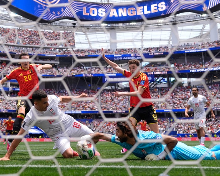 يحرم بيرانفاند، حارس مرمى إيران، منتخب بلجيكا من الفوز في مباراة كأس العالم التي انتهت بتعادل الفريقين بعشرة لاعبين، ويطرد ناثان نغوي بالبطاقة الحمراء.