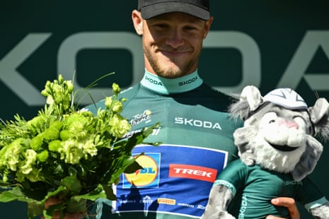 Jonathan Milan (Lidl-Trek) celebrates on the podium in green jersey.