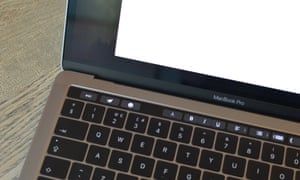 La barre tactile remplace les touches F sur le MacBook Pro.