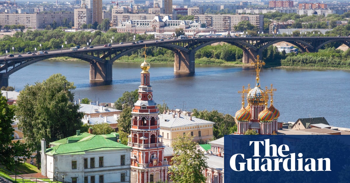 Russian journalist sets herself on fire after police search property