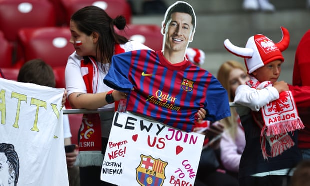 A Barcelona fan in Poland urges Robert Lewandowski to join her team