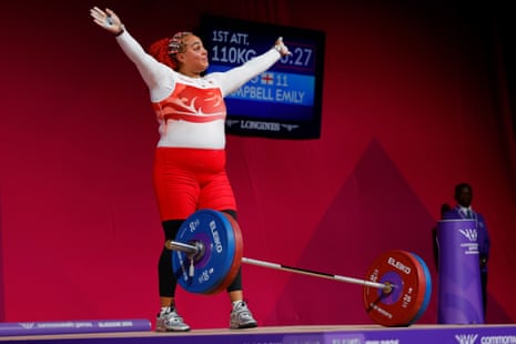 Emily Campbell, da equipe da Inglaterra, reage após um levantamento bem-sucedido de 110 kg durante o levantamento de peso feminino de + 86 kg