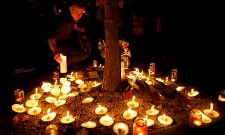 Una vigilia a la luz de las velas y una procesión en Manchester el Día Mundial del SIDA.