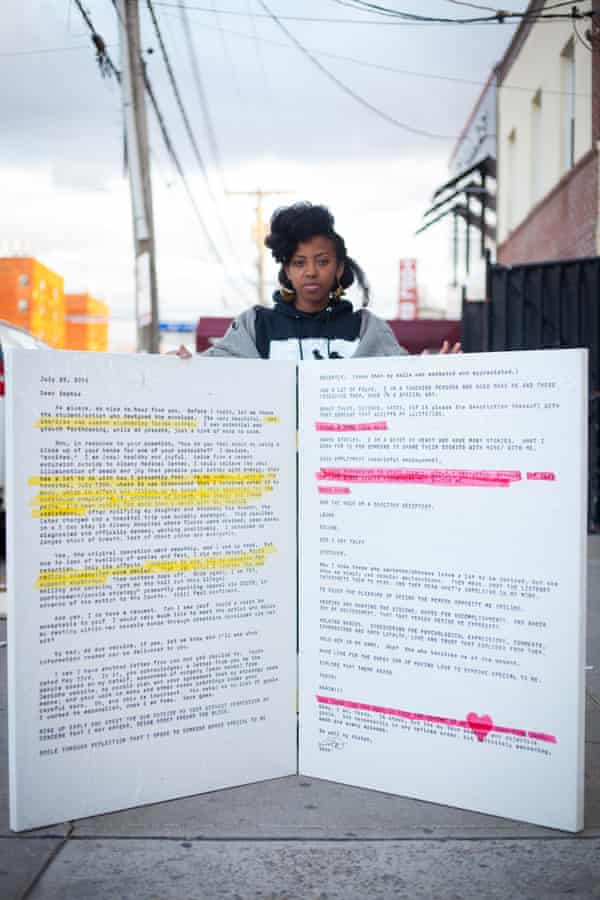Sophia Dawson y una imagen ampliada de una carta de uno de los presos políticos con quien se corresponde.