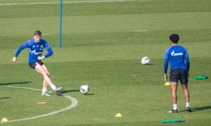 Jonjoe Kenny (izquierda) y Weston McKennie se mantienen ocupados mientras se distancian físicamente durante el entrenamiento con Schalke en Gelsenkirchen.