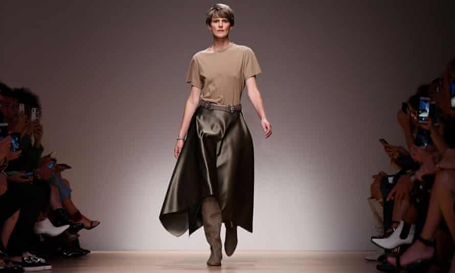 Stella Tennant në shfaqjen e modës Pranverë / Verë 2019 në Milano.