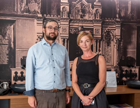 Rabbi Igor Mendel Itkin with Maria Schubert at the Magdeburg synagogue