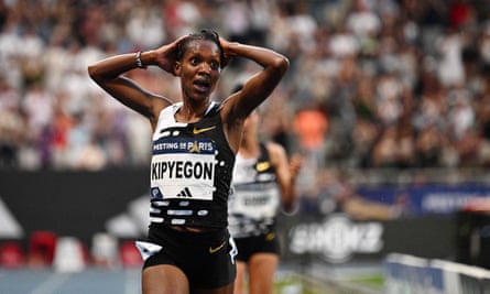 Faith Kipyegon, du Kenya, a l'air choquée et tient ses mains sur la tête après avoir franchi la ligne d'arrivée du 5 000 m féminin à Paris. 