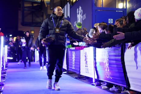 Lauren James arrives astatine Stamford Bridge