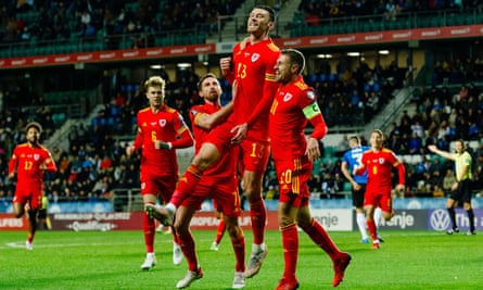 Kieffer Moore is joined by his Wales teammates after his early breakthrough in Estonia