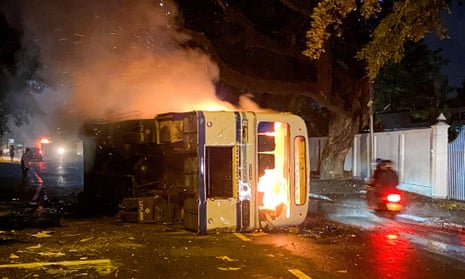 bus on fire near Mahinda Rajapaksa's home