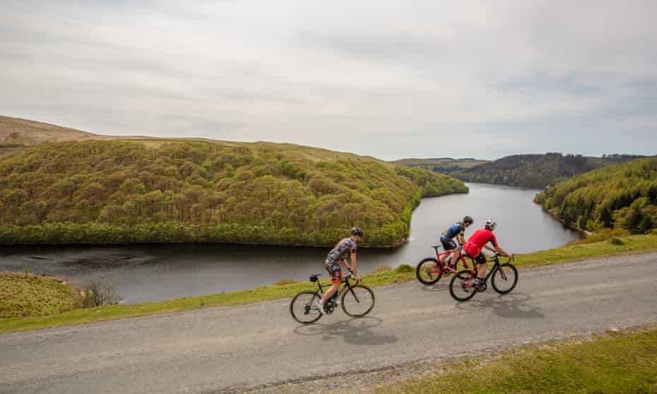 Carreteras tranquilas, amplias vistas y colinas onduladas dan la bienvenida a los ciclistas en las rutas de Carmarthenshire.