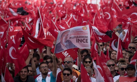 Supporters of Muharrem İnce at a campaign rally in Antalya
