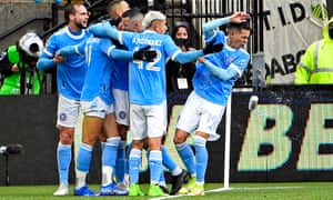 스탠드에서 던진 맥주에 맞은 지저스 메디나의 반응.