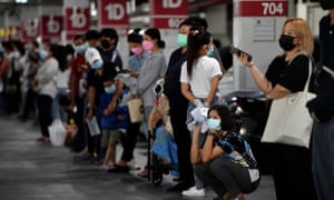 タイのバンコクで無料のコロナウイルス検査を待ち行列に入れている人々