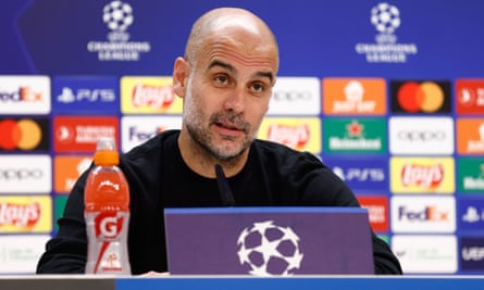Pep Guardiola berbicara kepada media