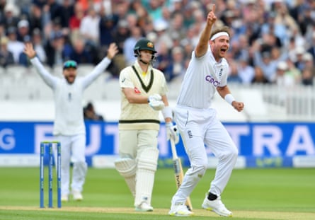 Stuart Broad tidak berhasil mengajukan banding untuk lbw melawan Steve Smith