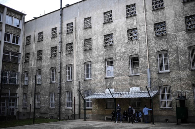 Fresnes hapishanesinde sıra sıra pencereler.