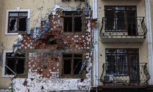 1 अप्रैल, 2022 को, यूक्रेन पर रूसी आक्रमण के बीच, कीव के पास इरबिन में एक क्षतिग्रस्त इमारत की तस्वीर खींची गई थी।
